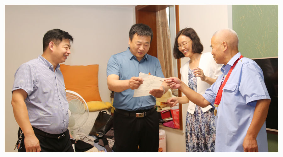 太阳成集团tyc122cc开展“光荣在党50年”纪念章颁发活动