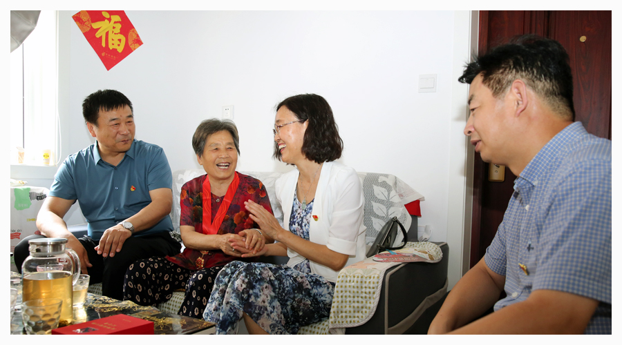 太阳成集团tyc122cc开展“光荣在党50年”纪念章颁发活动